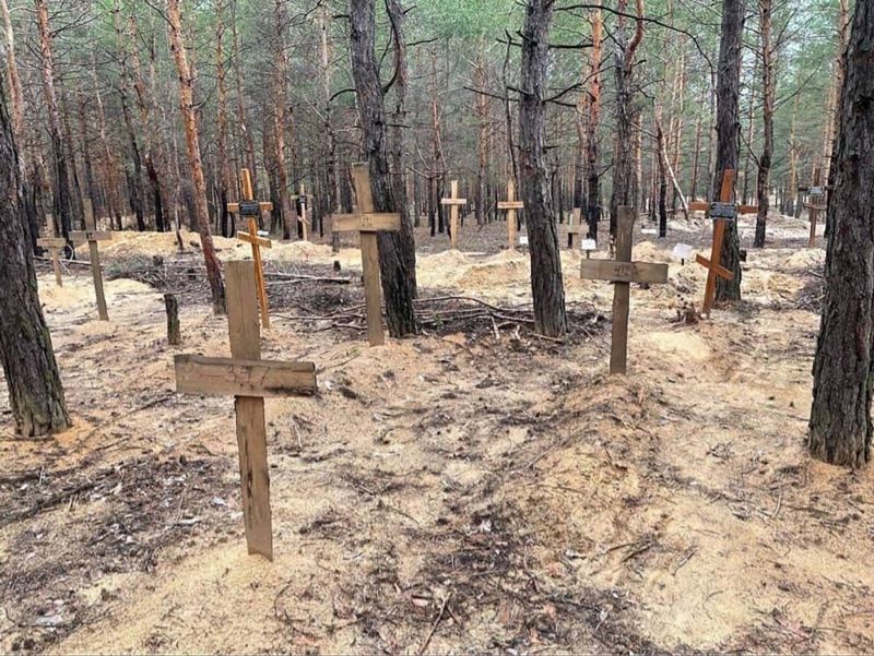 إيزيوم: تقول أوكرانيا إن بعض الجثث التي عُثر عليها في مقبرة جماعية عليها "علامات تعذيب"