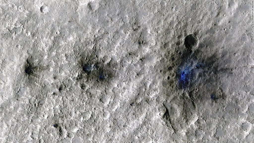 يكتشف مسبار InSight صخور فضائية تصطدم بالمريخ