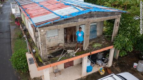 تقف جيتسابيل أوسوريو في منزلها الذي دمره إعصار ماريا قبل خمس سنوات قبل وصول فيونا إلى لويزا ، بورتوريكو.