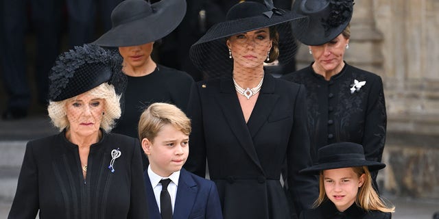 (LR) كاميلا ، الملكة كونسورت ، ميغان ، دوقة ساسكس ، الأمير جورج من ويلز ، كاثرين ، أميرة ويلز ، الأميرة شارلوت ويلز وصوفي ، كونتيسة ويسيكس خلال الجنازة الرسمية للملكة إليزابيث الثانية في وستمنستر أبي في 19 سبتمبر ، 2022 في لندن. 