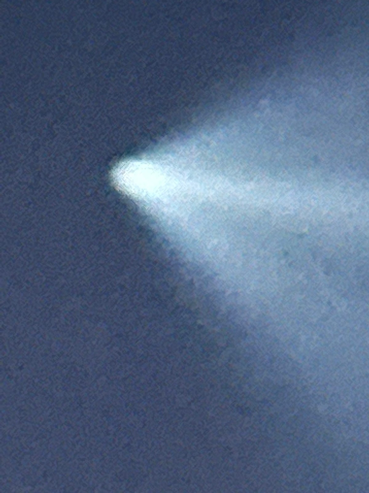 أثر بخار صاروخ سبيس إكس فالكون 9 فوق مارلبورو.  الصورة من فيرجينيا كلاين المشاهد نيوز 12 نيو جيرسي.