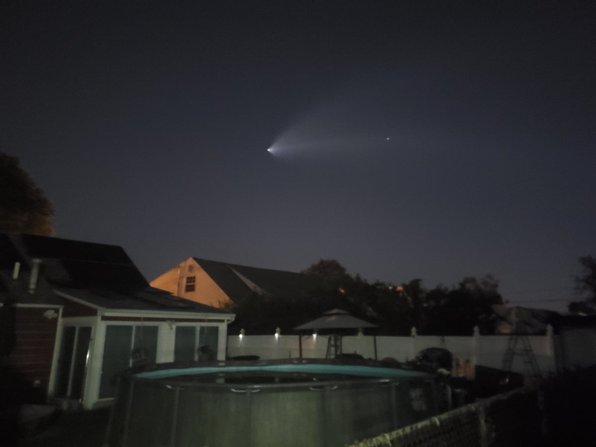 أثر بخار صاروخ سبيس إكس فالكون 9 فوق كارتارت.  الصورة مجاملة للمشاهد News 12 New Jersey المشاهد Joanne Best Pollman.