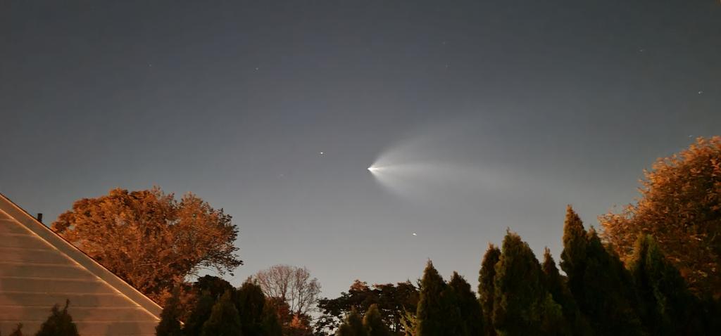 أثر بخار صاروخ سبيس إكس فالكون 9 فوق كليفتون.  الصورة مجاملة لمشاهد News 12 New Jersey المشاهد JoAnn.