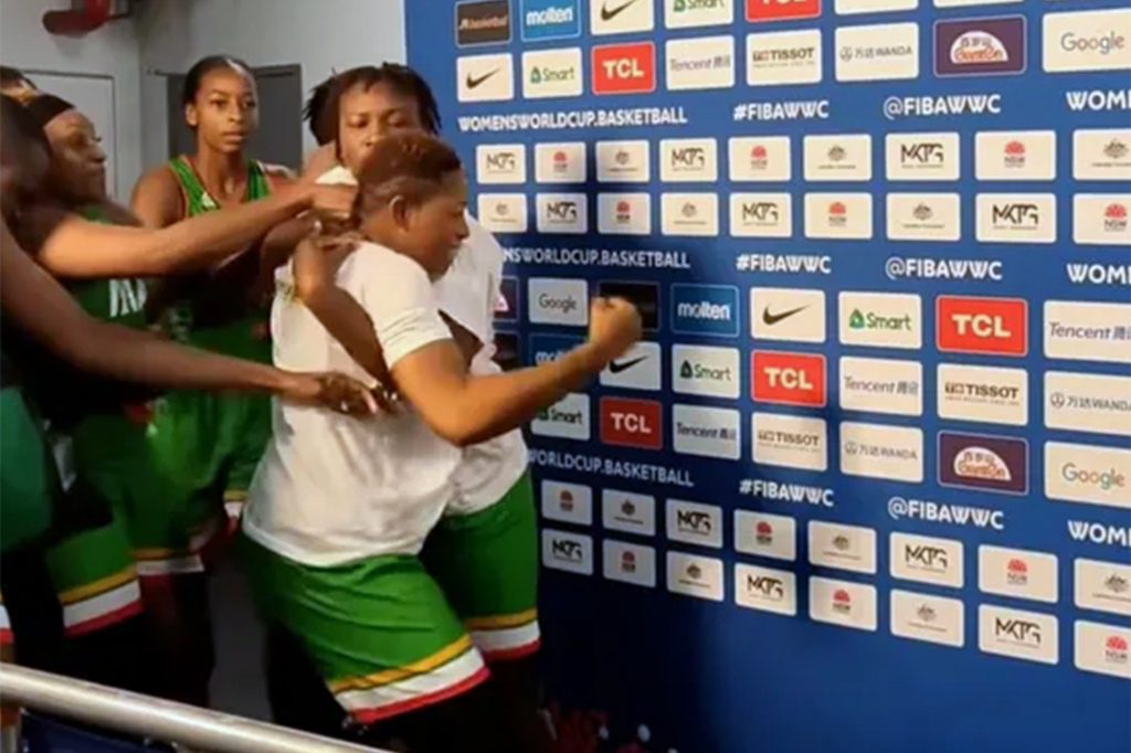 لاعبتان من فريق مالي يهاجمان منطقة الصحافة في كأس العالم لكرة السلة للسيدات في سيدني.
