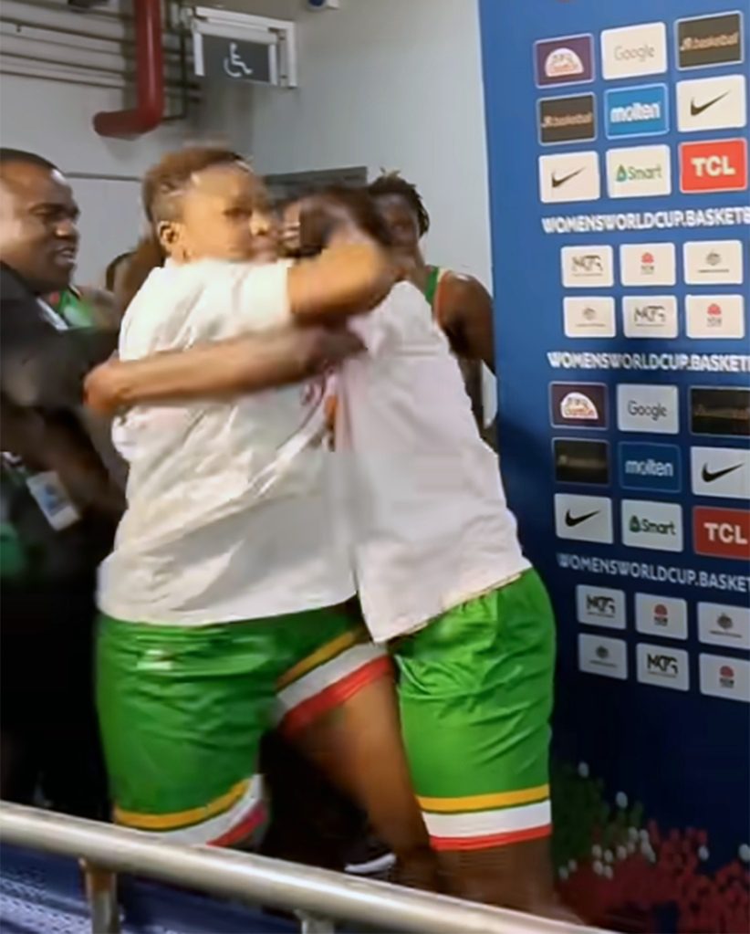 لاعبتان من فريق مالي يهاجمان منطقة الصحافة في كأس العالم لكرة السلة للسيدات في سيدني.