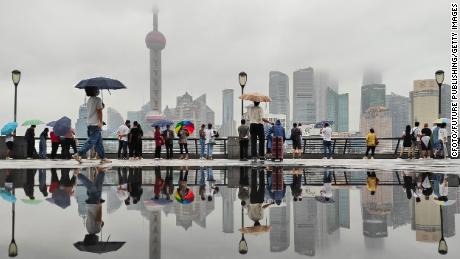 سقطت الأمطار في منطقة البوند في شنغهاي مع اقتراب إعصار Muifa يوم 13 سبتمبر 2022. 