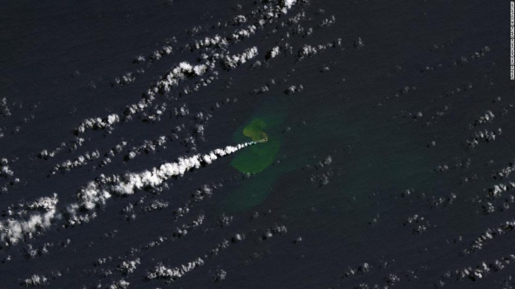 تظهر جزيرة "بيبي" في المحيط الهادئ بعد ثوران بركان تحت الماء