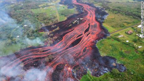 هاواي بركان كيلويا ينثر الحمم في كل مكان