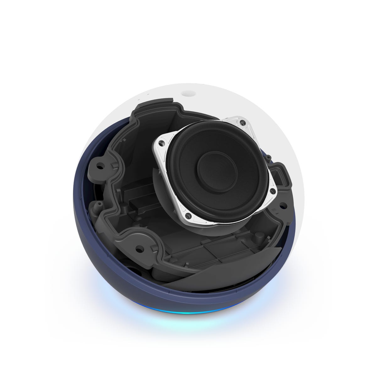 يُظهر نموذج بالحجم الطبيعي الأعمال الداخلية لمكبر الصوت Echo Dot الذكي من الجيل الخامس ، والذي يتميز بجهير أفضل بفضل تصميم جديد عالي الرحلة.