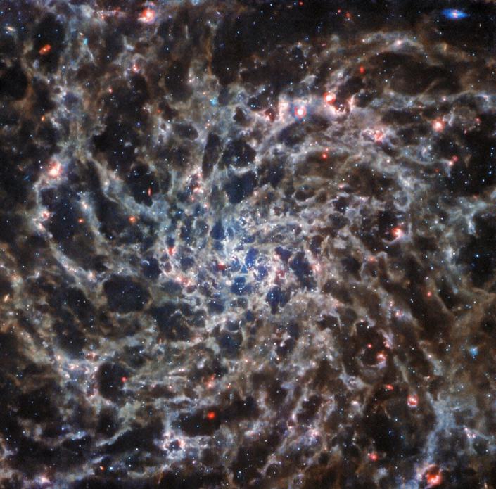 هذه الصورة للمجرة الحلزونية IC 5332 ، التقطتها ناسا / وكالة الفضاء الأوروبية / وكالة الفضاء الكندية جيمس ويب تلسكوب جيمس ويب مع أداة MIRI الخاصة به.