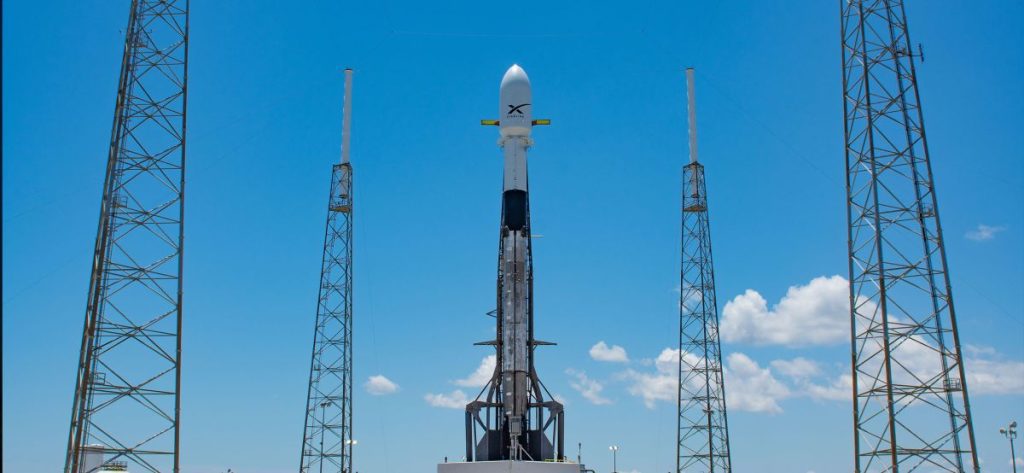 شاهد SpaceX تطلق أقمار Starlink الصناعية الليلة بعد عدة تأخيرات
