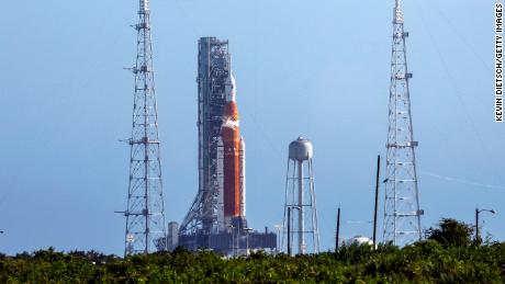 صاروخ Artemis I من ناسا موجود على منصة الإطلاق في مركز كينيدي للفضاء في 3 سبتمبر في كيب كانافيرال ، فلوريدا. 