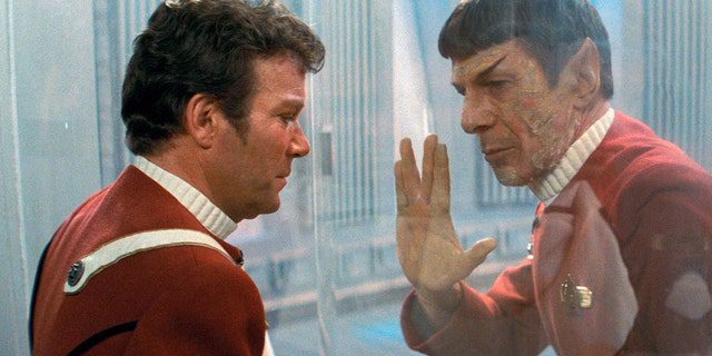 توفي ليونارد نيموي (يظهر هنا في فيلم Star Trek II: The Wrath of Khan مع ويليام شاتنر عام 1982) في عام 2015. وكان عمره 83 عامًا.