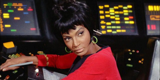 لعبت Nichelle Nichols دور الملازم Nyota Uhura في Star Trek.