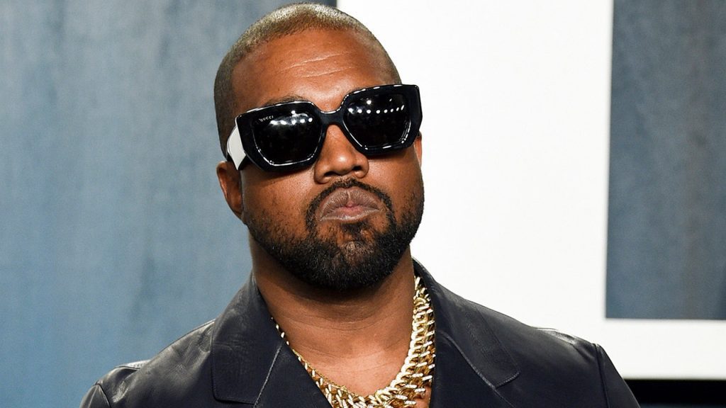 Yeezy ، المملوكة لـ Ye ، المعروف أيضًا باسم Kanye West ، قطعت العلاقات مع JPMorgan قبل موضوع White Lives Matter ، جدل معاداة السامية