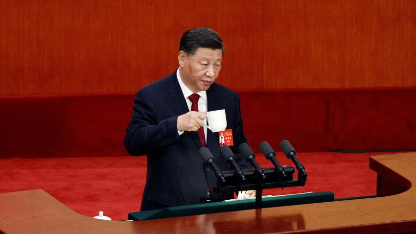 الرئيس الصيني شي جين بينغ يحمل كأسًا وهو يتحدث في حفل افتتاح المؤتمر الوطني العشرين للحزب الشيوعي الصيني ، في قاعة الشعب الكبرى في بكين ، الصين ، 16 أكتوبر 2022. رويترز / توماس بيتر