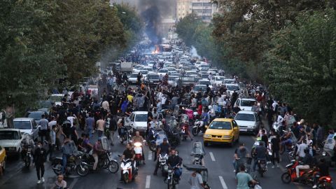 صورة حصلت عليها وكالة فرانس برس خارج إيران في 21 سبتمبر 2022 ، تظهر متظاهرين إيرانيين في شوارع طهران خلال احتجاج لمحسة أميني ، بعد أيام من وفاتها في حجز الشرطة.