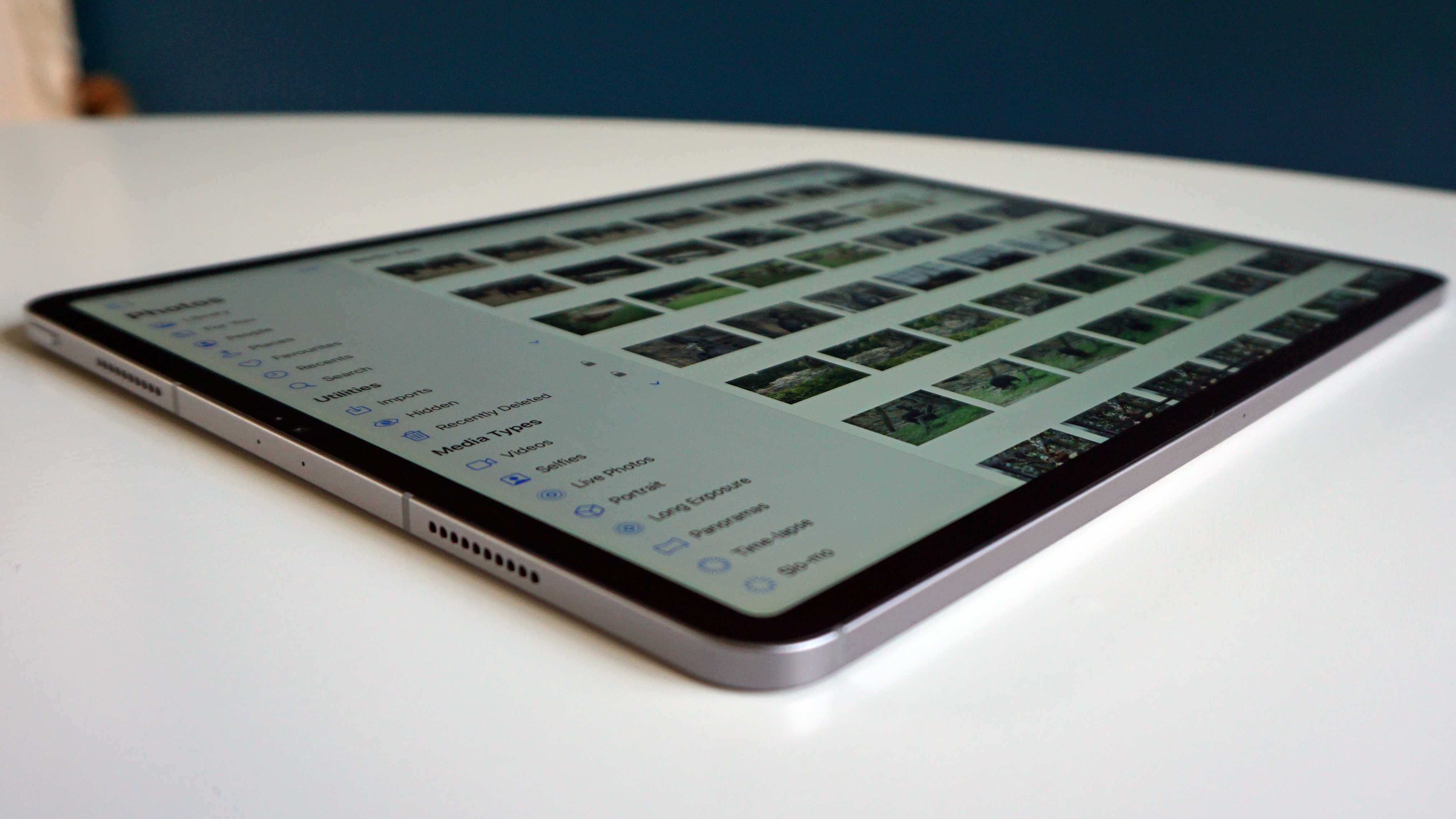 iPad Pro 12.9 (2022) على الطاولة