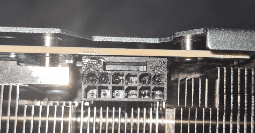 موصل NVIDIA ذو 16 سنًا على بطاقة الرسومات GeForce RTX 4090 يحترق ويذوب الكابل والمقبس