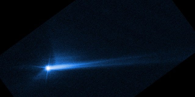 تُظهر هذه الصور من تلسكوب هابل الفضائي التابع لناسا في 8 أكتوبر 2022 ، الحطام المتفجر من سطح ديمورفوس بعد 285 ساعة من اصطدام الكويكب عمداً بمركبة الفضاء دارت التابعة لناسا في 26 سبتمبر. 