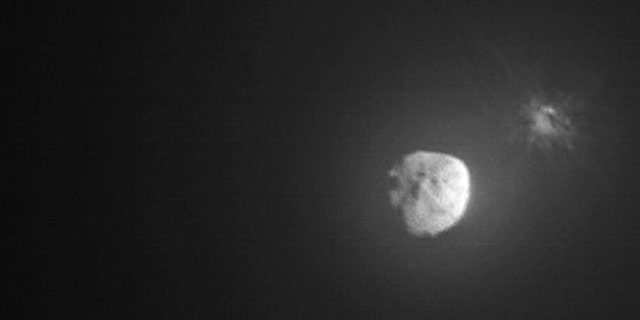 في هذه الصورة التي أتاحتها وكالة ناسا ، يقذف الحطام من الكويكب ديمورفوس ، على اليمين ، بعد دقائق قليلة من الاصطدام المتعمد لمهمة اختبار إعادة توجيه الكويكبات المزدوجة (DART) التابعة لناسا في 26 سبتمبر 2022 ، التي التقطتها وكالة الفضاء الإيطالية القريبة LICIACube.  في يوم الثلاثاء 5 أكتوبر 2022 ، قالت ناسا إن المركبة الفضائية نجحت في تغيير مدارها. 