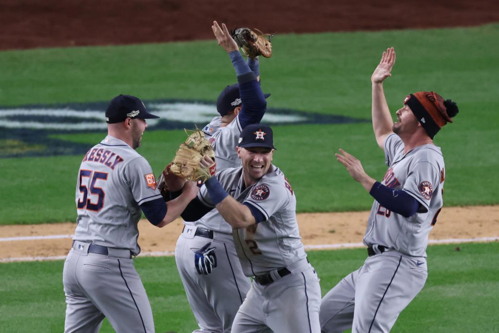 Astros edge Yankees في ALCS Game 4 ، اكتساح كامل للوصول إلى بطولة العالم الرابعة في 6 مواسم