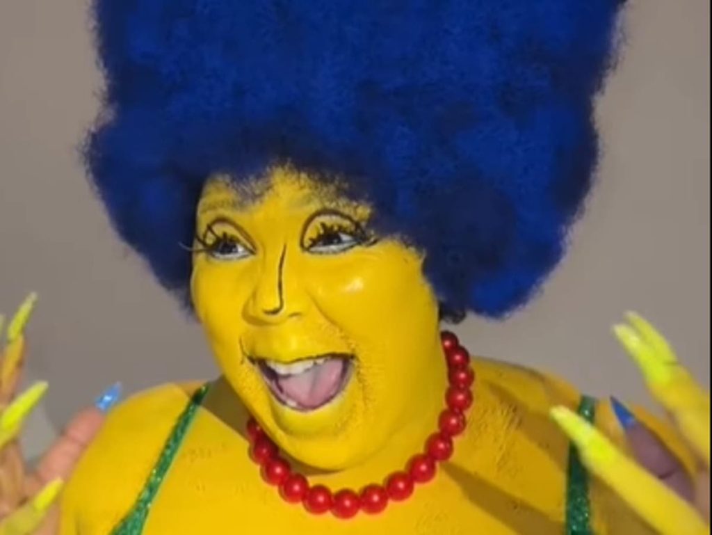 Lizzo تخلط بين المعجبين مع مجموعة أزياء Marge Simpson المتقنة على التعليق الصوتي Family Guy