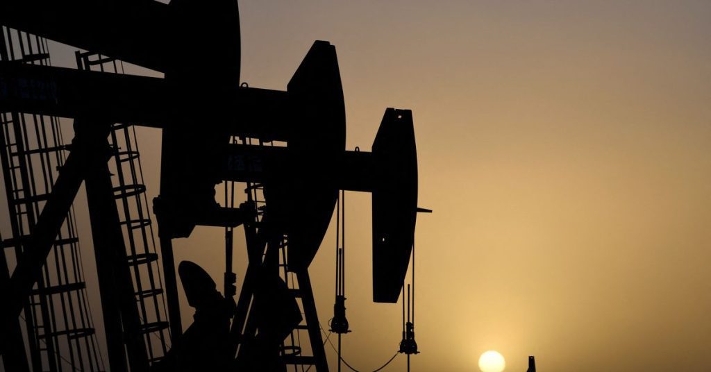 النفط يقفز حوالي 4 دولارات مع وزن أوبك + لأكبر خفض للإنتاج منذ 2020