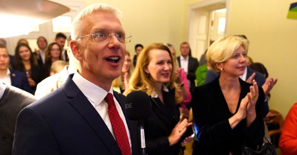 تظهر استطلاعات الرأي أن حزب الوحدة الجديدة الذي يتزعمه رئيس الوزراء لاتفيا يتقدم في التصويت