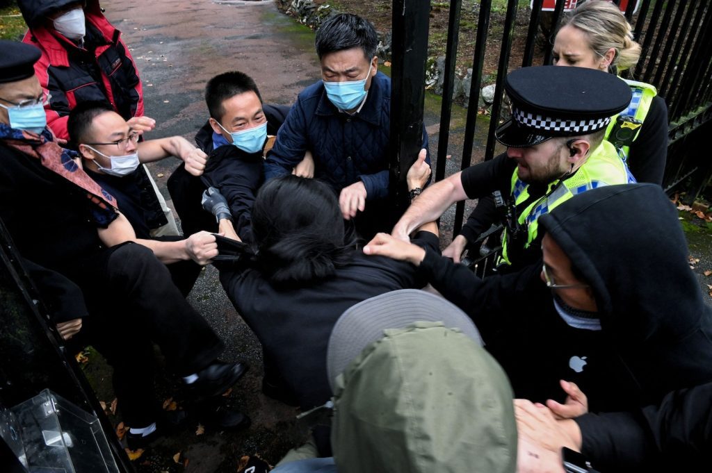 موظفو القنصلية الصينية في مانشستر يهاجمون متظاهرا مؤيدا لهونغ كونغ