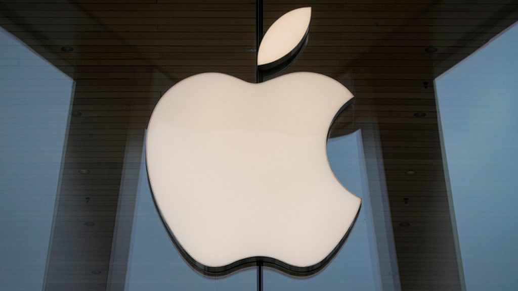 نائب رئيس Apple للمشتريات يخرج بعد تعليق غير ملون في فيديو TikTok الفيروسي