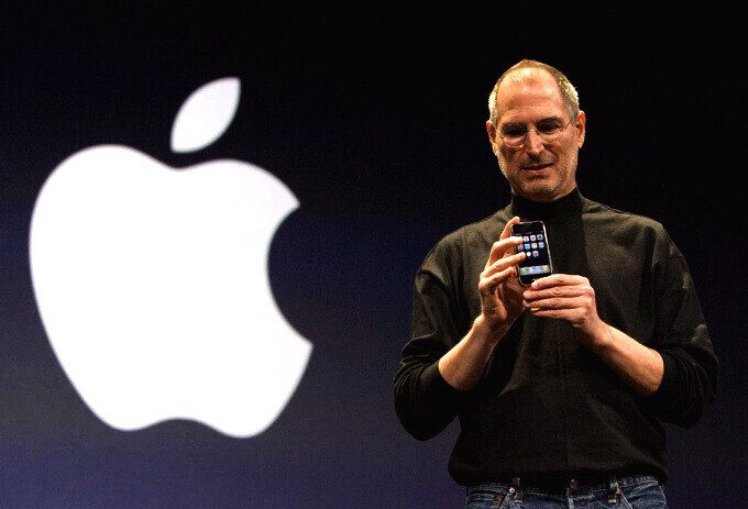 توفي ستيف جوبز ، الذي يظهر هنا وهو يكشف النقاب عن iPhone في عام 2007 ، منذ 11 عامًا اليوم - اليوم هو الذكرى الحادية عشرة لوفاة ستيف جوبز
