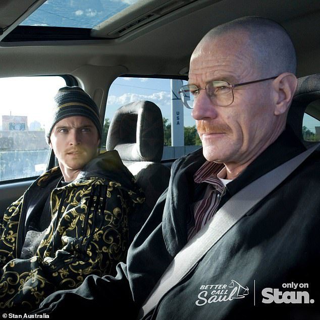 بريان كرانستون ، 66 عامًا (يمينًا) وآرون (يسار) ، أعادوا مؤخرًا تمثيل أدوارهم الشهيرة في الموسم الأخير من Better Call Saul