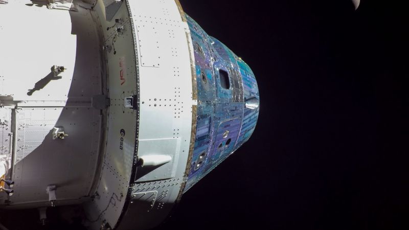 أرتميس 1: المركبة الفضائية أوريون التابعة لناسا تلتقط صورة سيلفي في رحلتها خارج الجانب البعيد من القمر