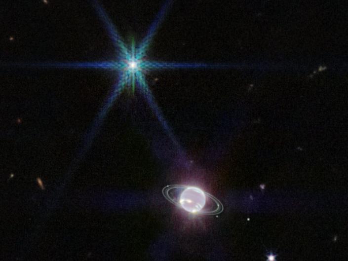 صورة كاميرا ويب القريبة من الأشعة تحت الحمراء (NIRCam) لنبتون وحلقاتها.  لدى نبتون 14 قمرا صناعيا معروفا ، وسبعة منهم مرئية في هذه الصورة.