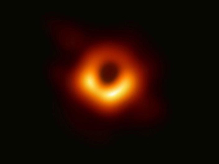 أول صورة لثقب أسود M87