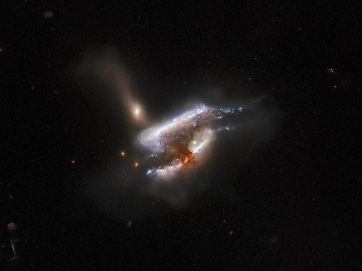 ثلاث مجرات متشابكة تندمج في الفضاء الأسود