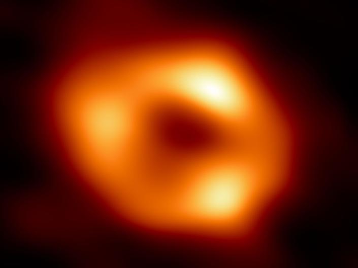 الثقب الأسود صورة حلقة برتقالية القوس A *