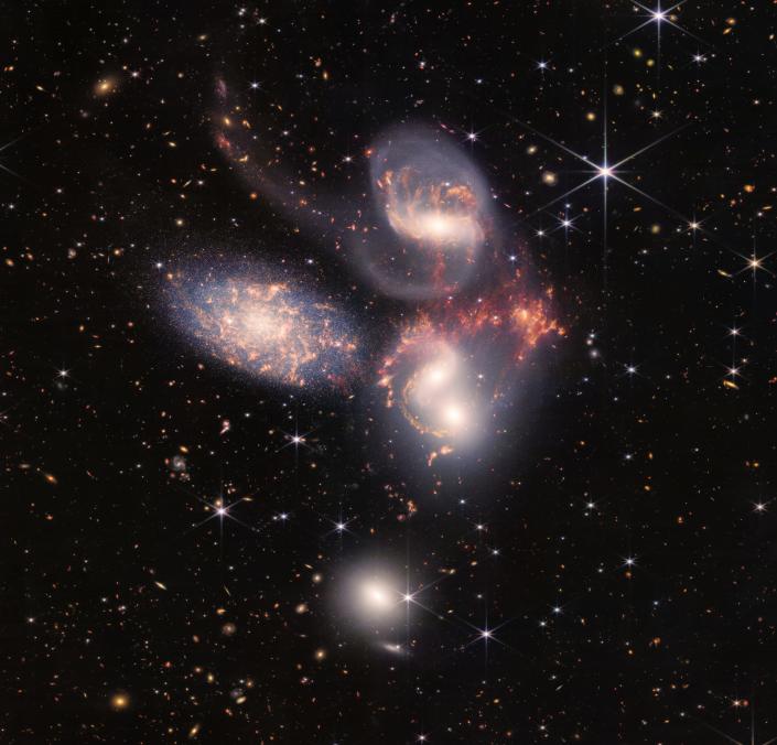 تُظهر صورة التقطت بواسطة تلسكوب جيمس ويب الخماسي لستيفان.