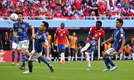 كيشير فولر لاعب كوستاريكا يسدد هدف المباراة الوحيد ضد اليابان