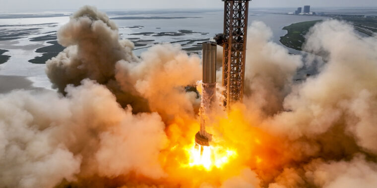 أطلقت سبيس إكس 11 محركًا بينما تعد صاروخًا هائلًا للاختبار المداري