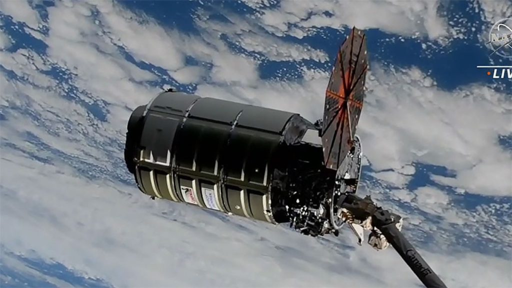 تصل سفينة البضائع Cygnus إلى المحطة الفضائية بلوحة شمسية واحدة تعمل فقط