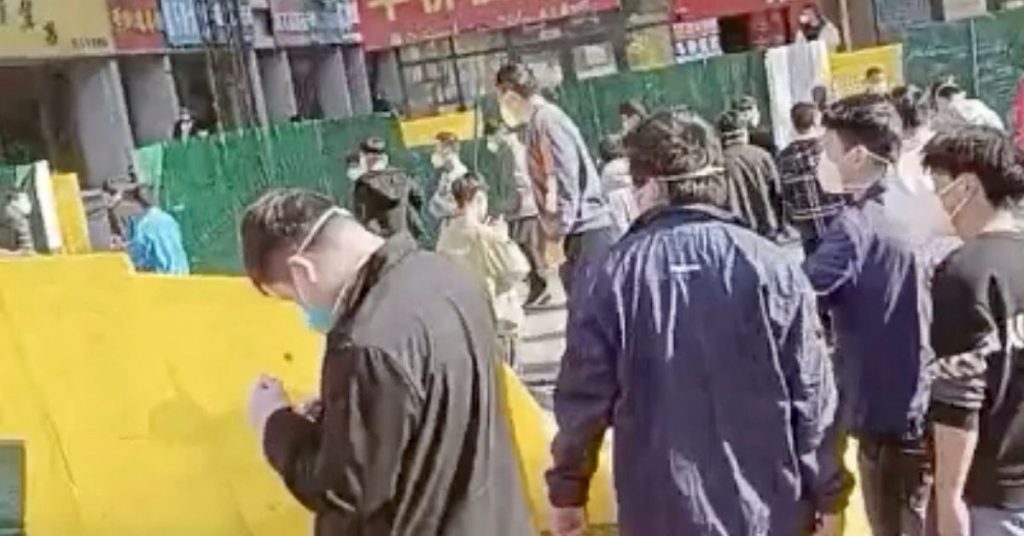 رجال يرتدون العصا يحطمون كاميرات المراقبة في مصنع iPhone في الصين