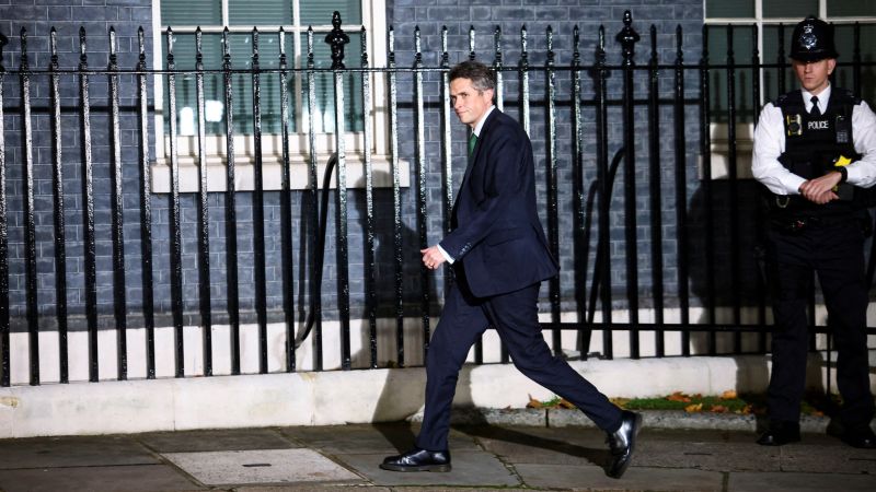 غافن ويليامسون ، الوزير البريطاني ، يستقيل من منصبه بعد مزاعم البلطجة