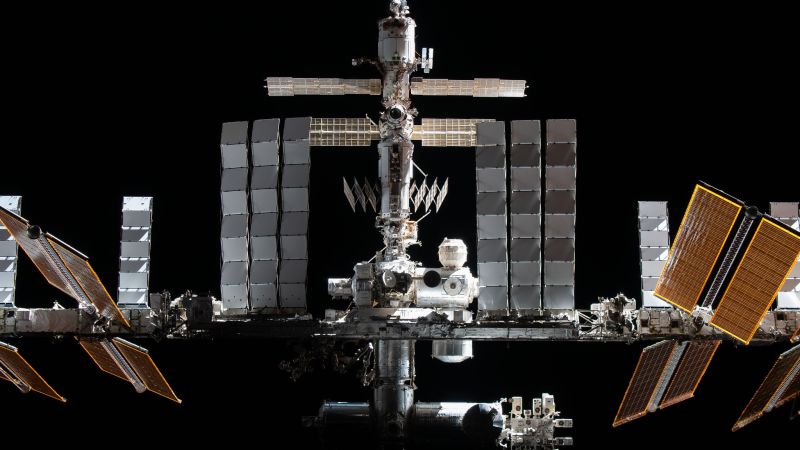 محطة الفضاء الدولية: سيغامر رائد الفضاء الأمريكي كاسادا وروبيو خارج محطة الفضاء يوم الثلاثاء
