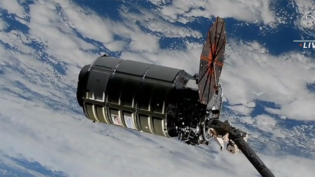 مركبة الفضاء Cygnus تصل إلى محطة الفضاء الدولية بمصفوفة شمسية واحدة تعمل