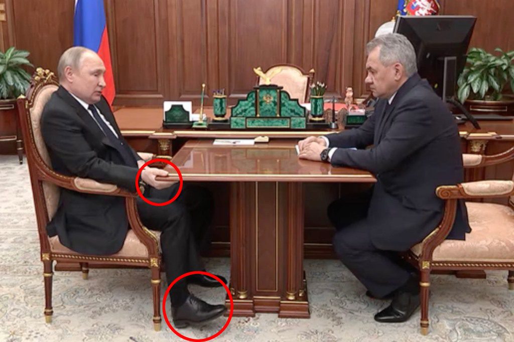 بوتين يمسك المكتب في ظروف غامضة خلال اجتماع. 