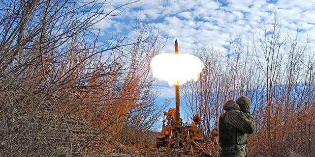 أعضاء مسلحون من جمهورية دونيتسك الشعبية (DPR) أطلقوا قذائف هاوتزر على جبهة باخموت الحدودية في دونيتسك ، أوكرانيا في 1 ديسمبر 2022. 