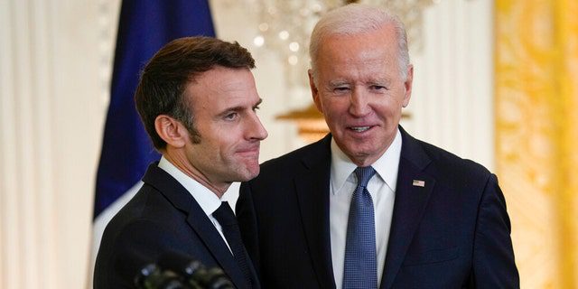 الرئيس جو بايدن يقف مع الرئيس الفرنسي إيمانويل ماكرون بعد مؤتمر صحفي في الغرفة الشرقية بالبيت الأبيض في واشنطن ، الخميس 1 ديسمبر 2022.