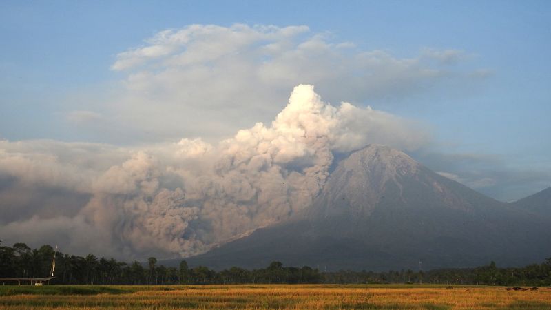 جبل سيميرو: إجلاء الآلاف بعد ثوران بركان إندونيسيا
